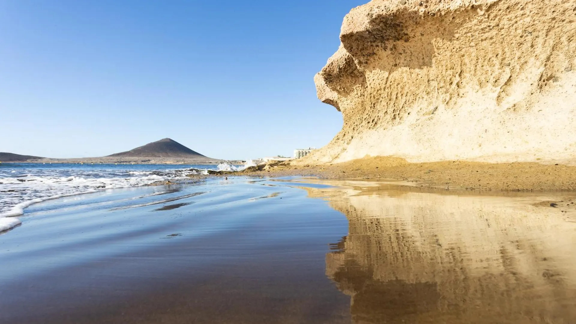 Comfy Beachfront Retreat El Medano, Terrace & Pool Apartment El Medano (Tenerife)