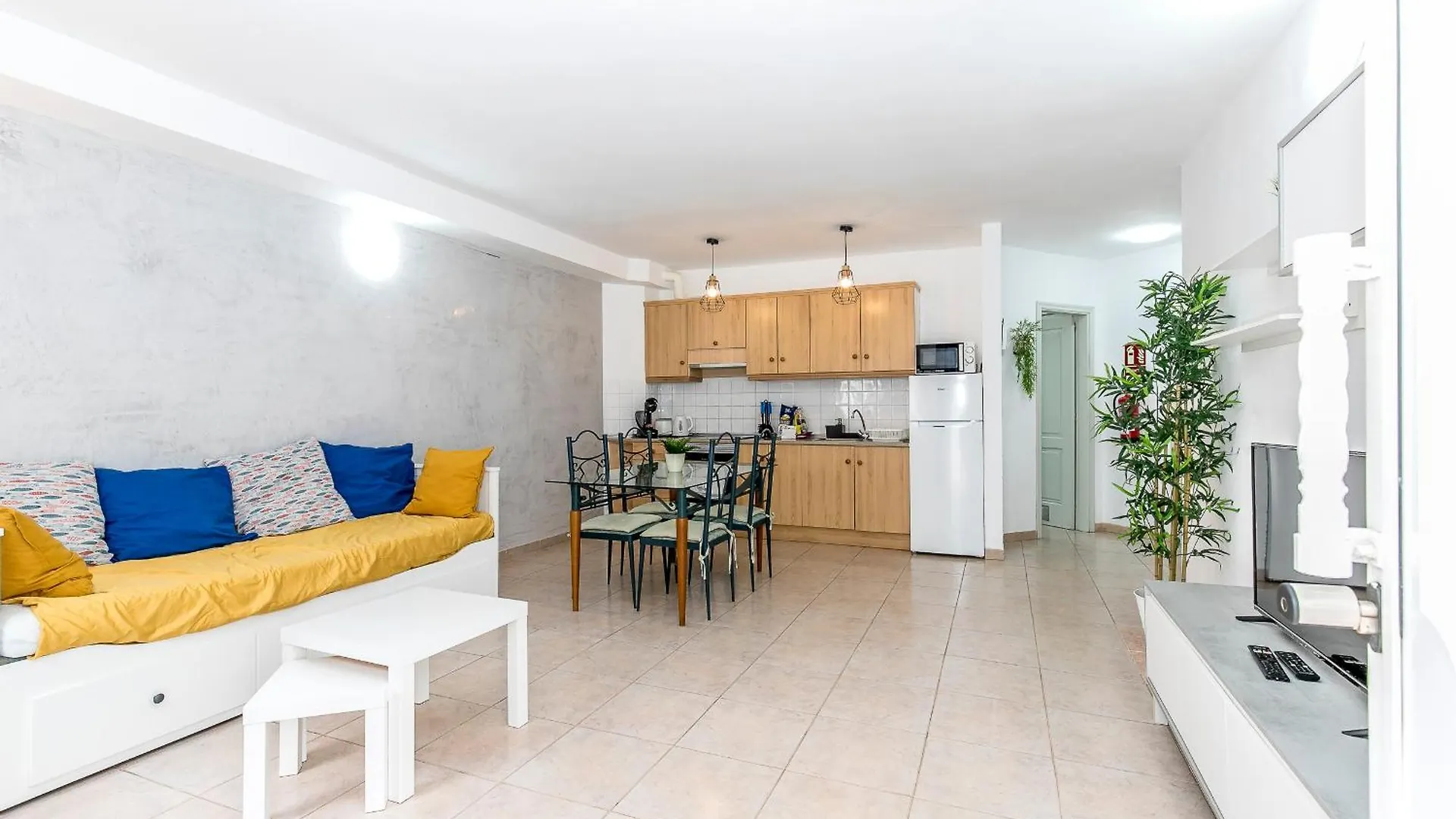 Comfy Beachfront Retreat El Medano, Terrace & Pool location