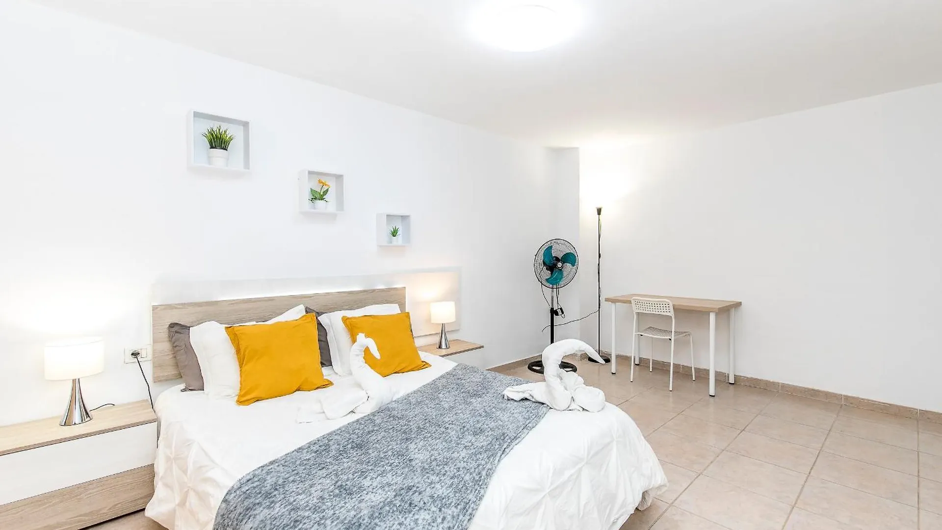 Comfy Beachfront Retreat El Medano, Terrace & Pool Apartment