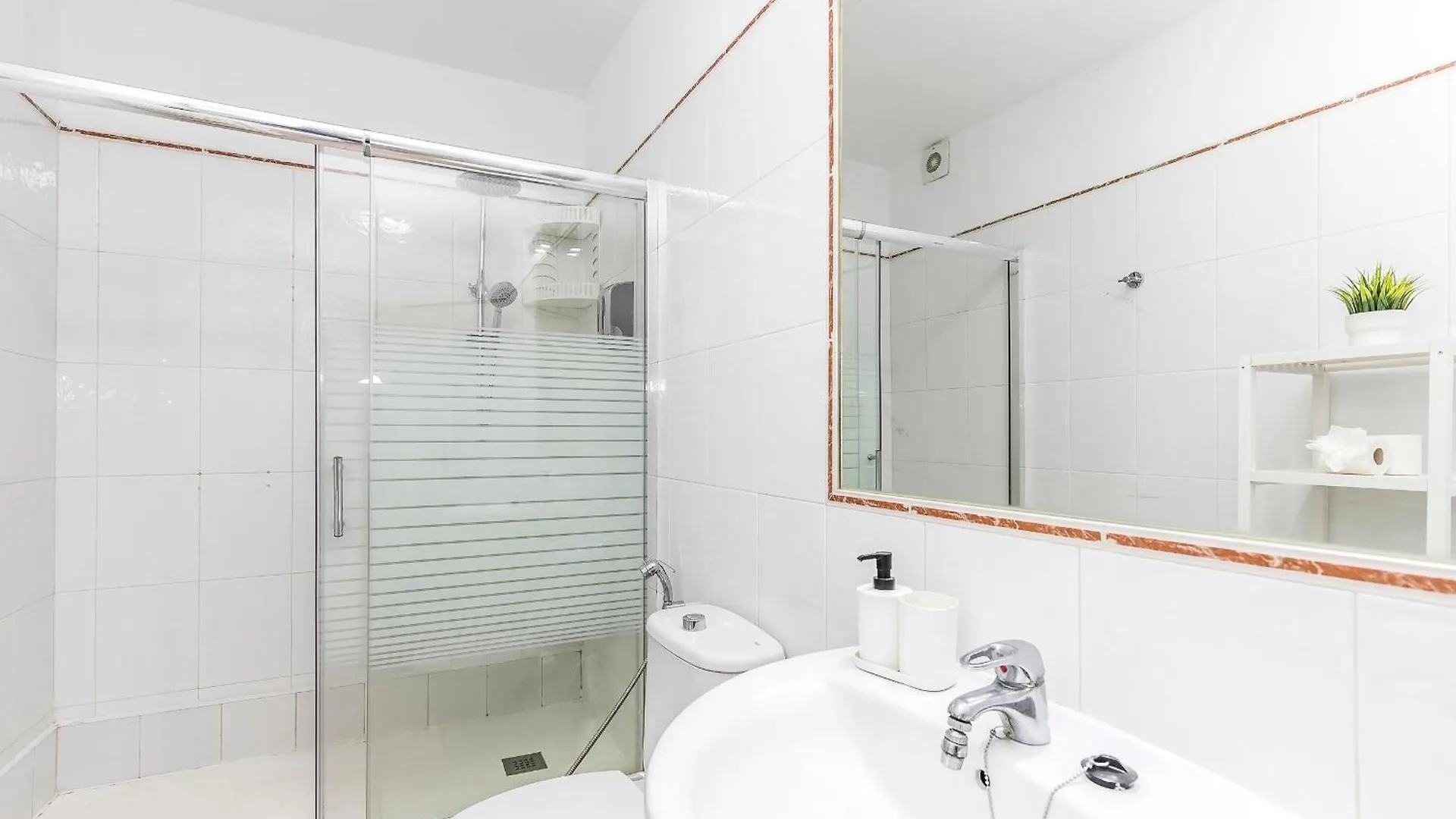 Comfy Beachfront Retreat El Medano, Terrace & Pool Apartment