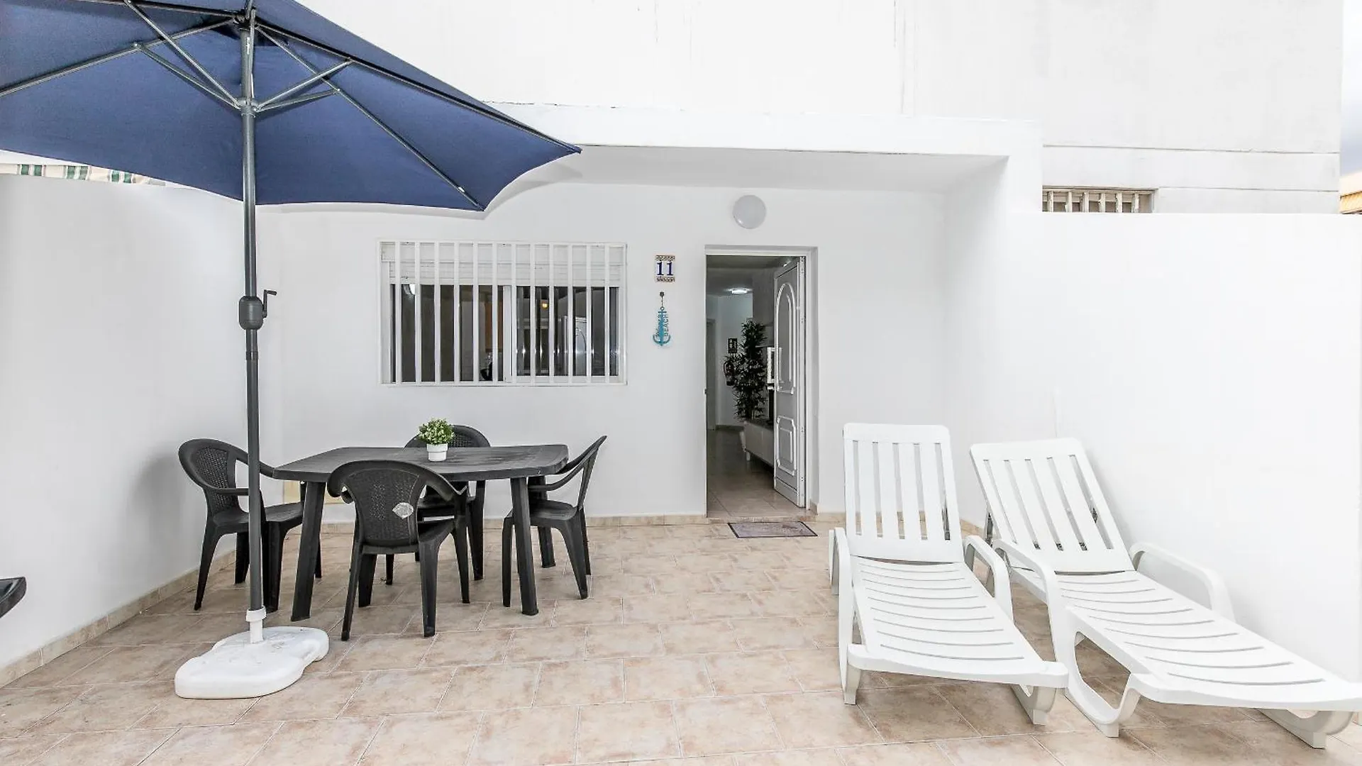 Comfy Beachfront Retreat El Medano, Terrace & Pool Apartment