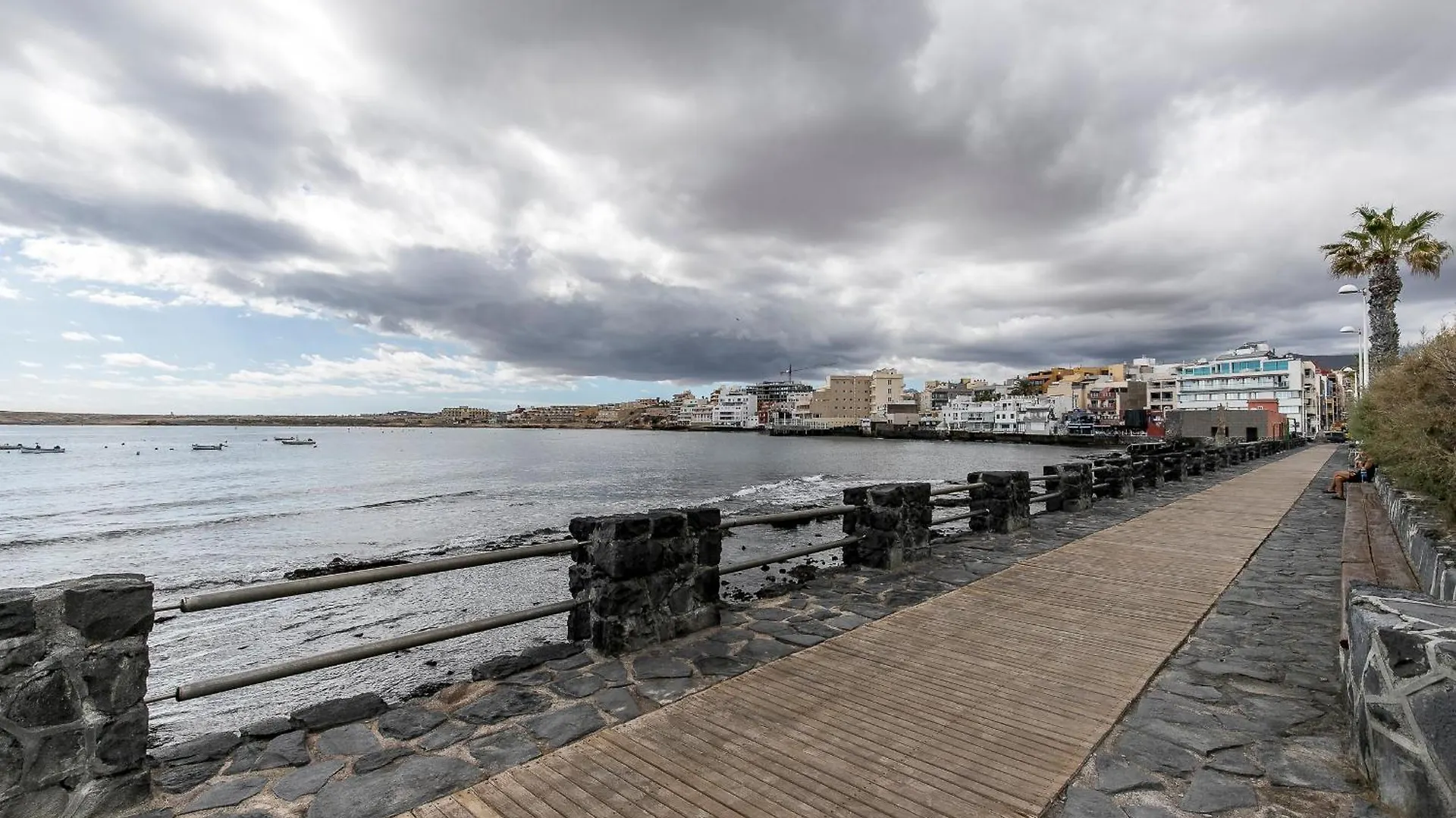Apartment Comfy Beachfront Retreat El Medano, Terrace & Pool